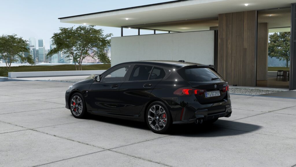 M135 xDrive ブラック・サファイア 18インチ コーラル・レッドの画像1