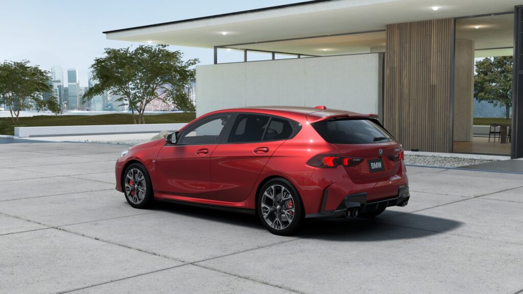 M135 xDrive ファイヤー・レッドの画像1